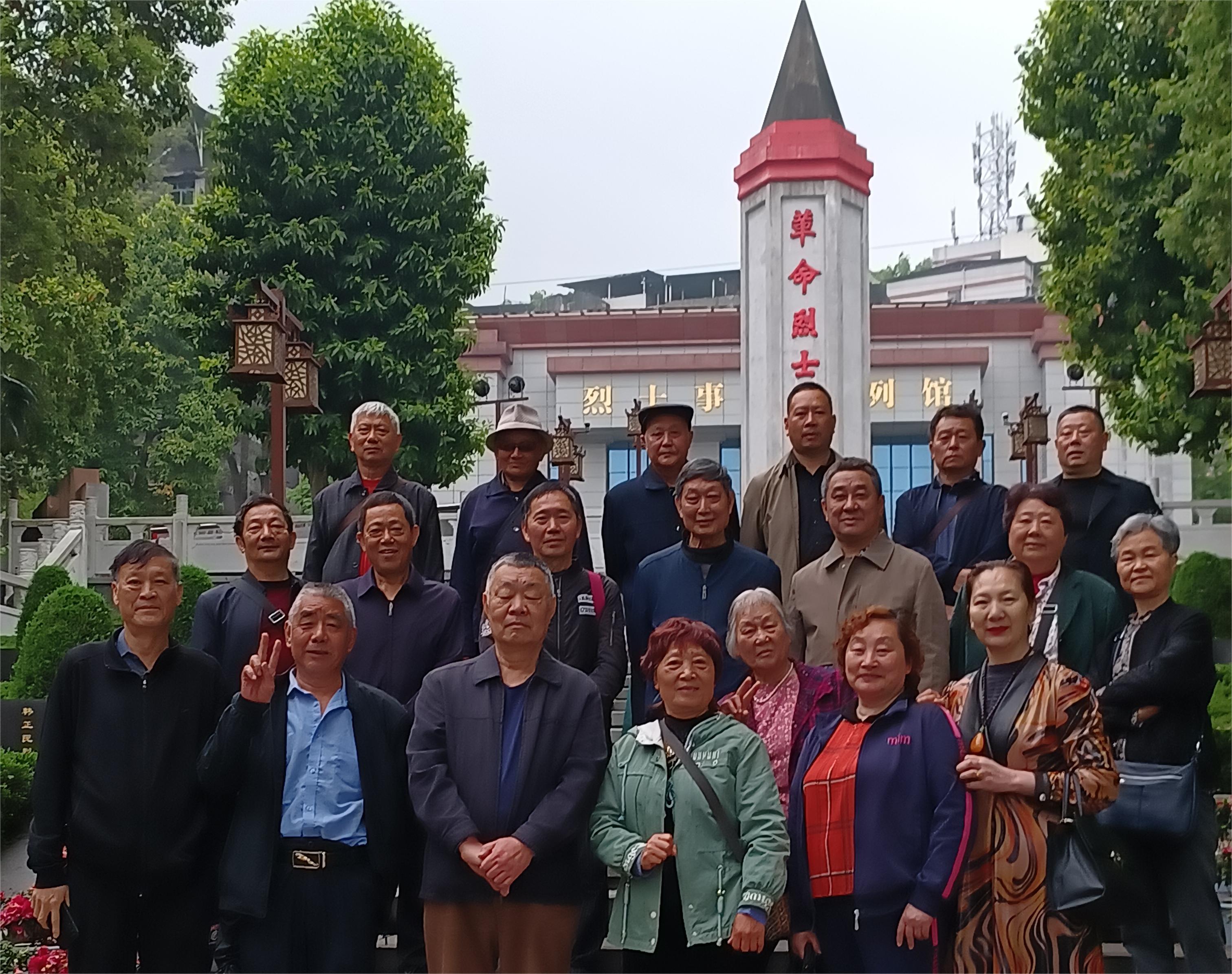 瀘州市龍馬潭區羅漢街道關工委組織五老志愿者開展祭奠英烈活動