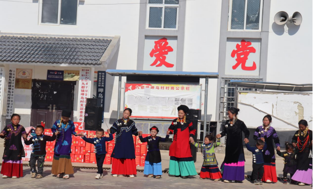 四川省涼山州布拖縣關工委聯合縣總工會開展農民工子女關心關愛活動
