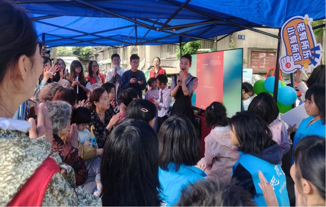 成都市金牛區花照壁社區關工委開展“春風十里不如來見你”關愛老人公益服務活動
