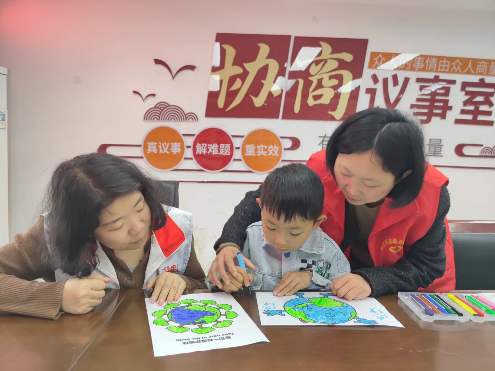 徐州經濟技術開發區徐莊鎮徐莊村關工委邀請“五老”退休老教師組織開展“我們一起保護地球”繪畫活動