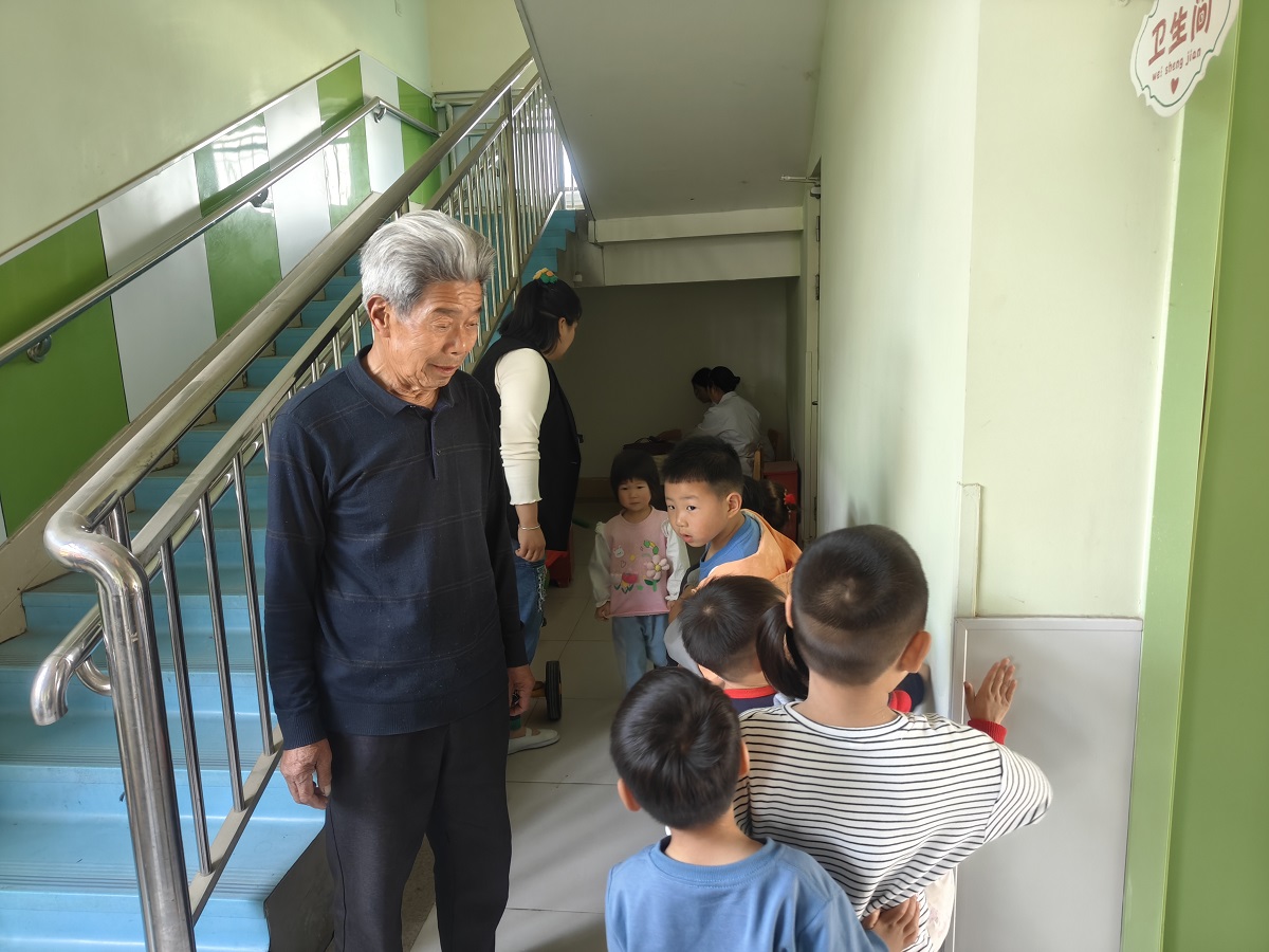 守護“睛”彩世界 點亮“光”明未來——徐州經開區徐莊鎮張家村關工委聯合衛生院為幼兒進行視力檢測