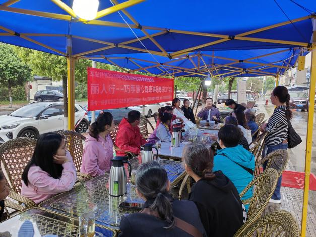 成都市金牛區車站社區關工委開展“巧手慧心 珠串琳瑯”活動