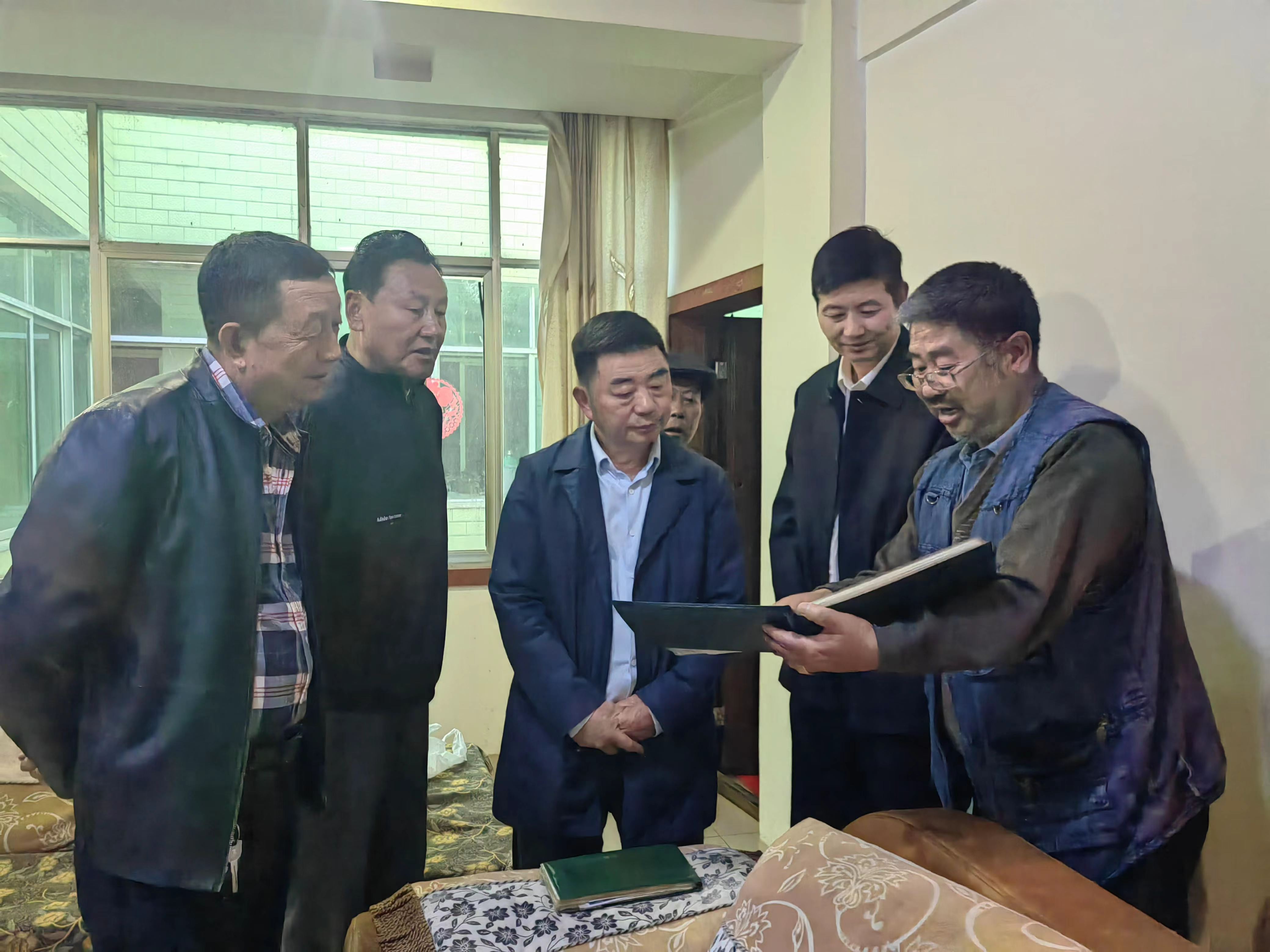 四川省涼山州鹽源縣關(guān)工委、縣委老干部局入戶走訪縣“五老”宣講團優(yōu)秀代表