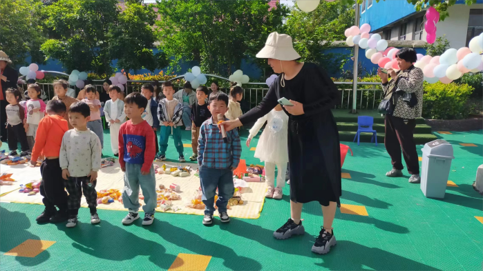 阜陽市潁上縣陳橋鎮關工委與婦聯共同舉辦“我和春天有個約會”主題親子活動
