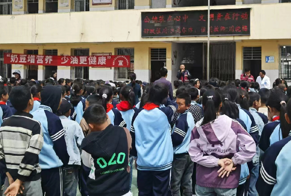 四川省涼山州喜德縣關(guān)工委聯(lián)合縣衛(wèi)健局、縣疾控中心、紅莫鎮(zhèn)中心衛(wèi)生院邀請“五老”志愿者代表走進(jìn)學(xué)校開展“奶豆添營養(yǎng)，少油更健康”知識宣傳活動(dòng)