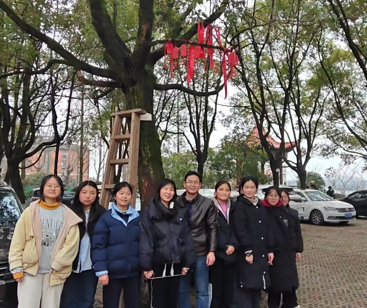 江西撫州崇仁縣直中關工委組織“認養一棵樹，共擎一片綠”活動