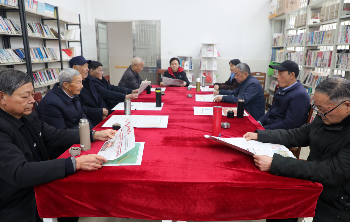 江蘇宜興市楊巷鎮(zhèn)“五老”學(xué)習(xí)十四屆全國(guó)人大三次會(huì)議文件精神