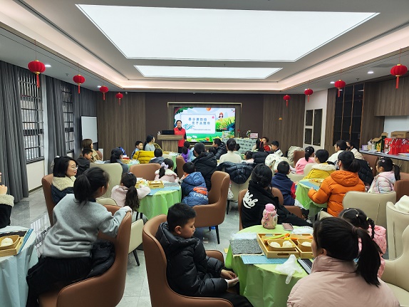江蘇省無錫市惠山區堰橋街道陳家橋社區關工委組織開展“春分雅韻繪，親子共韶華”活動
