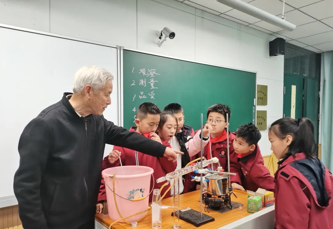 老工程師潘生有在杭州市天目少年工程院開展“甜酒釀變身記”科普活動