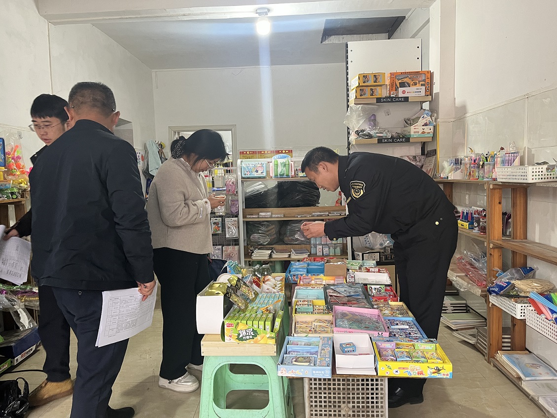 貴州省黔南州三都縣三合街道關工委開展校園周邊“掃黃打非”巡查宣傳工作