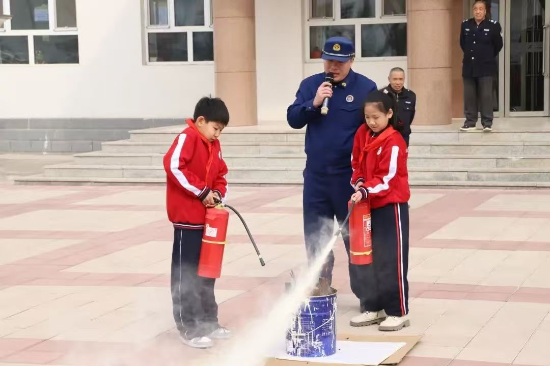 內蒙古自治區赤峰市翁牛特旗烏丹第三小學關工委開展消防安全疏散演練暨消防安全知識講座活動