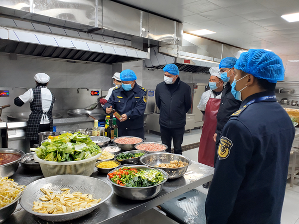 四川省涼山州寧南縣華彈鎮關工委聯合市場監管所開展校園食品安全專項檢查