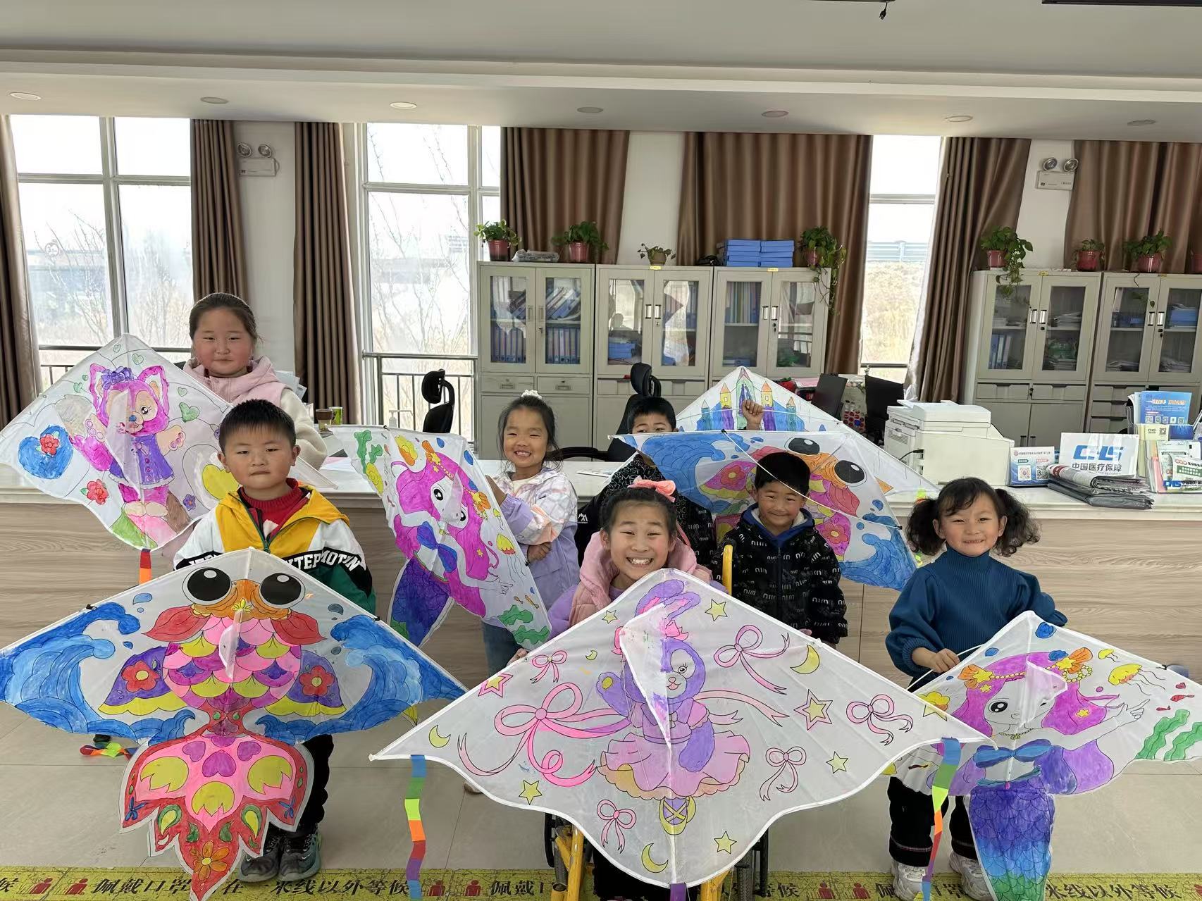 徐州經開區徐莊鎮岳莊村關工委開展“春風繪紙鳶 童心筑夢想”