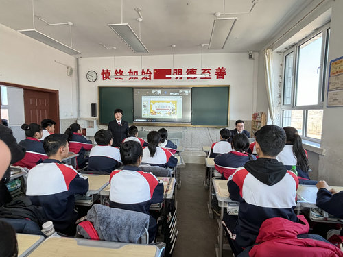 黑龍江省牡丹江市陽(yáng)明區(qū)五林鎮(zhèn)中學(xué)關(guān)工委開(kāi)展“拒絕校園欺凌 共筑和諧校園”法制宣傳活動(dòng)