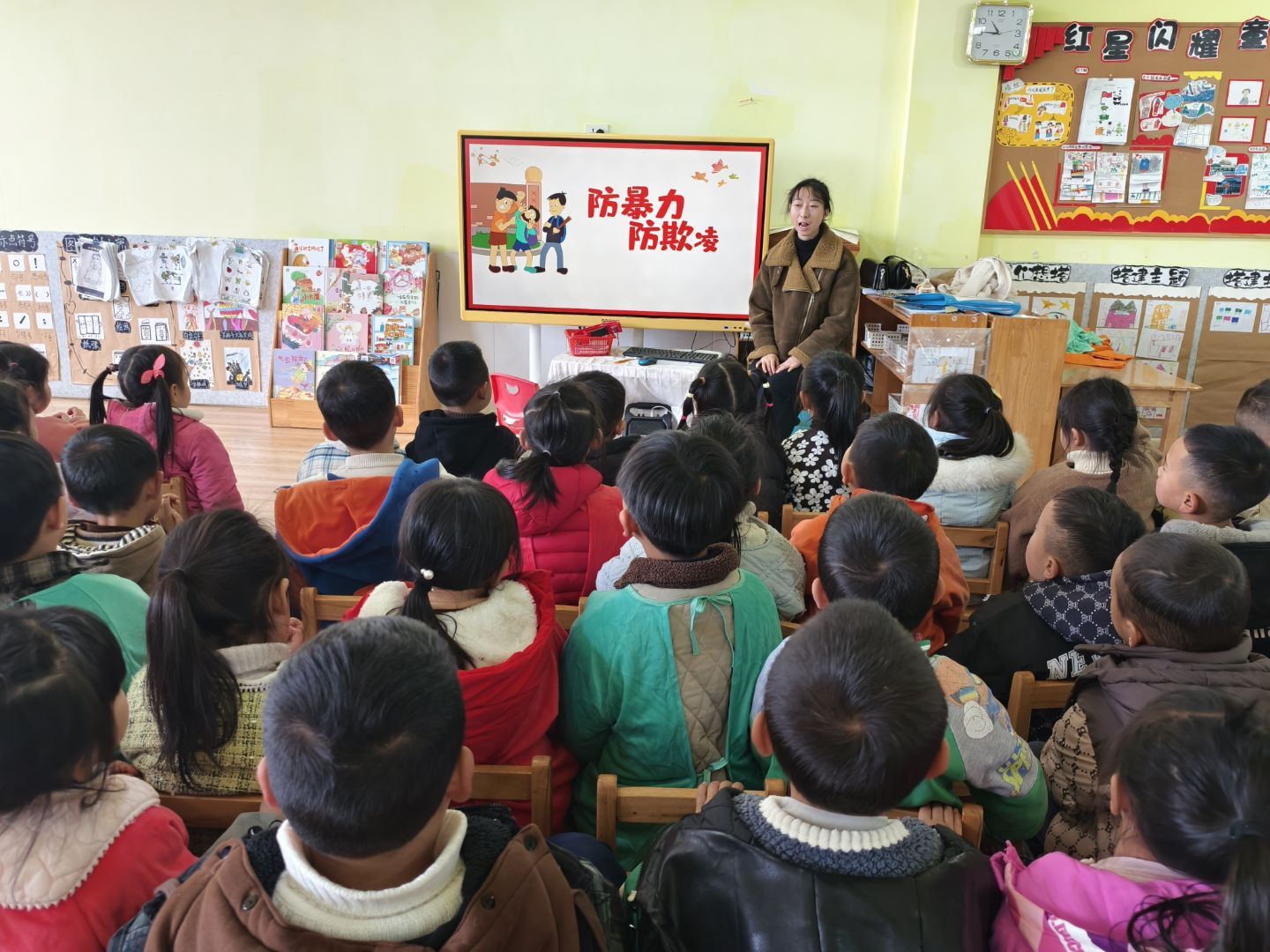 以“練”筑防 安全護(hù)航 ——貴州省福泉市牛場幼兒園反恐防暴應(yīng)急演練活動