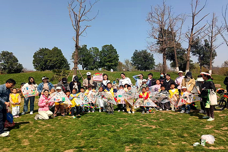 江蘇省南京市玄武區玄武湖街道關工委聯合開展“風舞紙鳶，約'繪'美好”親子活動