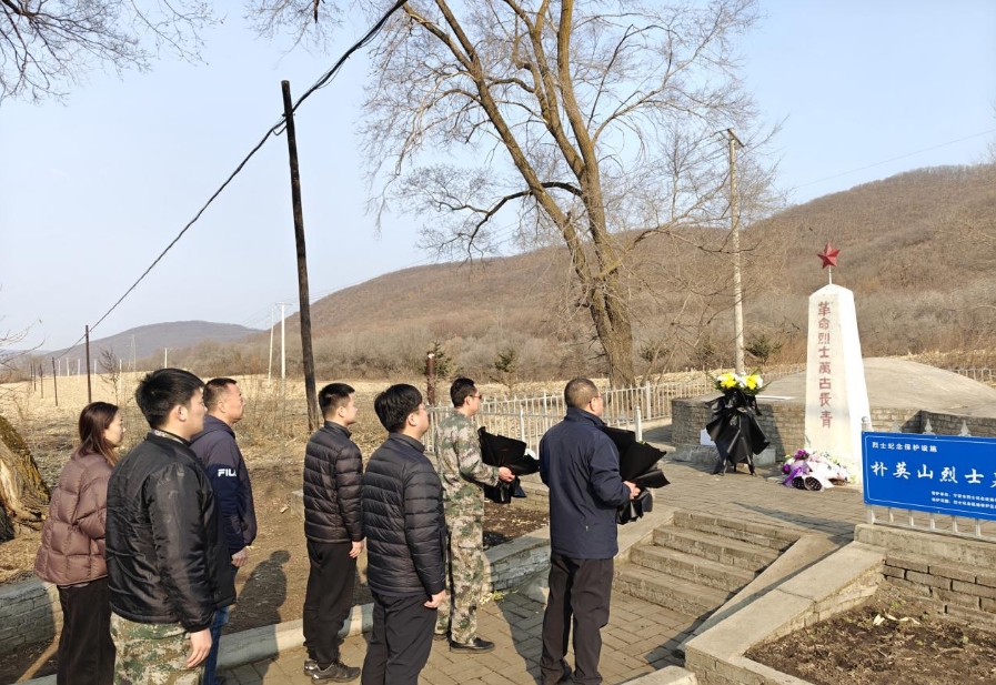 黑龍江省寧安市臥龍鄉關工委開展“緬懷先烈功績，清明共寄哀思”掃墓活動