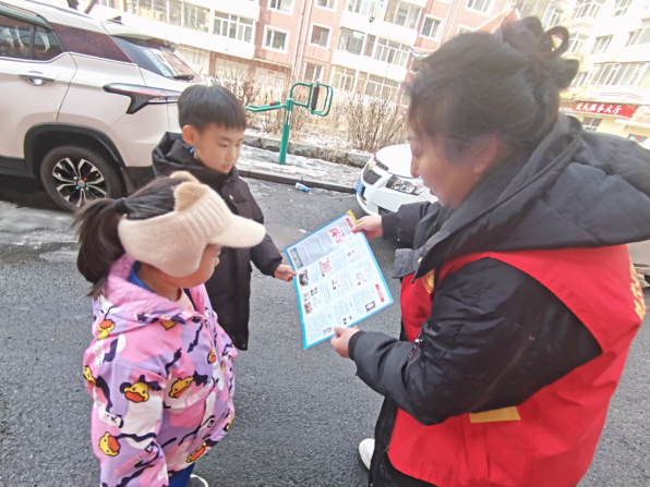 黑龍江省牡丹江市綏芬河市綏芬河鎮新華社區關工委開展“崇尚科學 青春無邪”宣傳活動