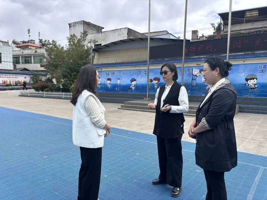 四川省涼山州鹽源縣關工委副主任謝倫春到梅雨鎮小學開展調研工作
