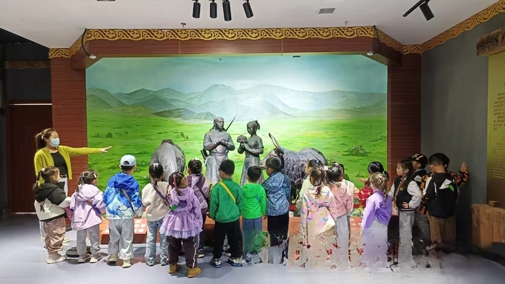 趣探博物館 幼享文化韻——內蒙古自治區赤峰市翁牛特旗烏丹蒙古族幼兒園關工委開展鑄牢中華民族共同體意識實踐活動