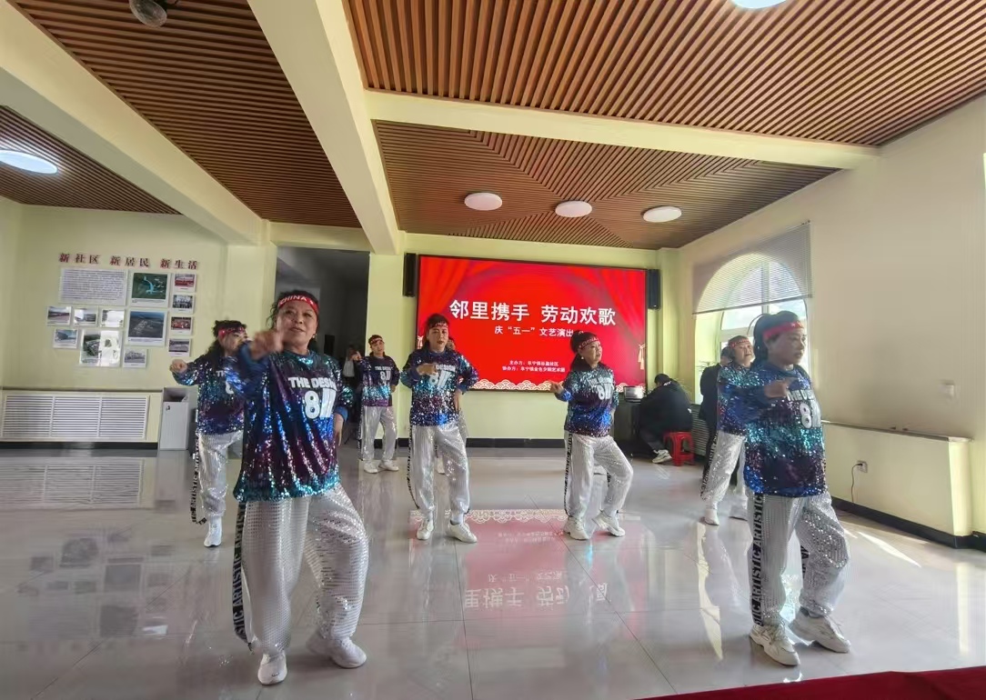 五一嗨翻天！“家門口的狂歡派對(duì)”燃爆全場(chǎng)——黑龍江省牡丹江市綏芬河市阜寧鎮(zhèn)谷盈社區(qū)關(guān)工委攜手各社區(qū)舉辦“五一勞動(dòng)節(jié)”聯(lián)歡節(jié)目