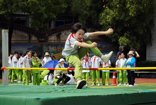 湖南吉首市谷韻民族小學(xué)關(guān)工委緊密配合舉行校園田徑運(yùn)動(dòng)會(huì)