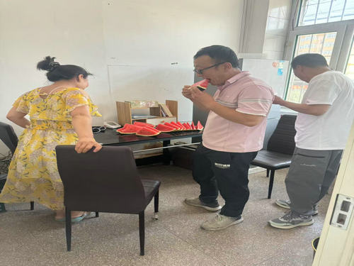 黑龍江省牡丹江市陽明區五林鎮關工委，開展“炎炎夏日送清涼”關愛快遞小哥公益活動