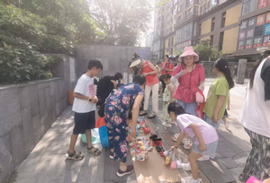 貴州省貴陽市烏當區高新路街道關工委：小鬼當家，愛心義賣