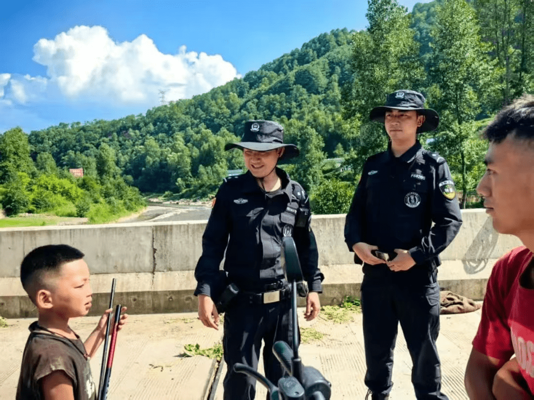 四川省涼山彝族自治州昭覺縣公安局關(guān)工委開展“警防溺水，平安度夏”專項(xiàng)防溺水宣傳活動