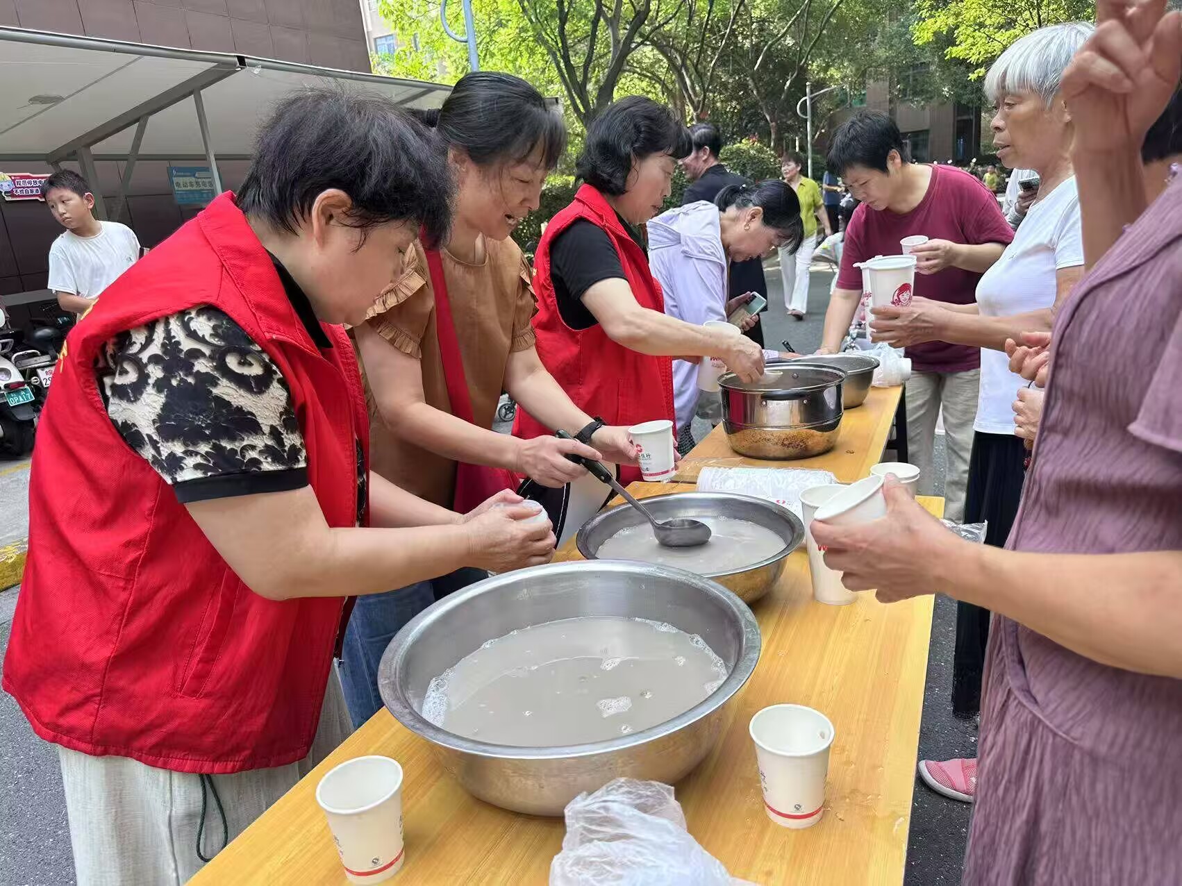 安徽省合肥市包河區濱湖世紀社區清楓居委會關工委開展“耆樂送清涼，情暖鄰里心”志愿活動