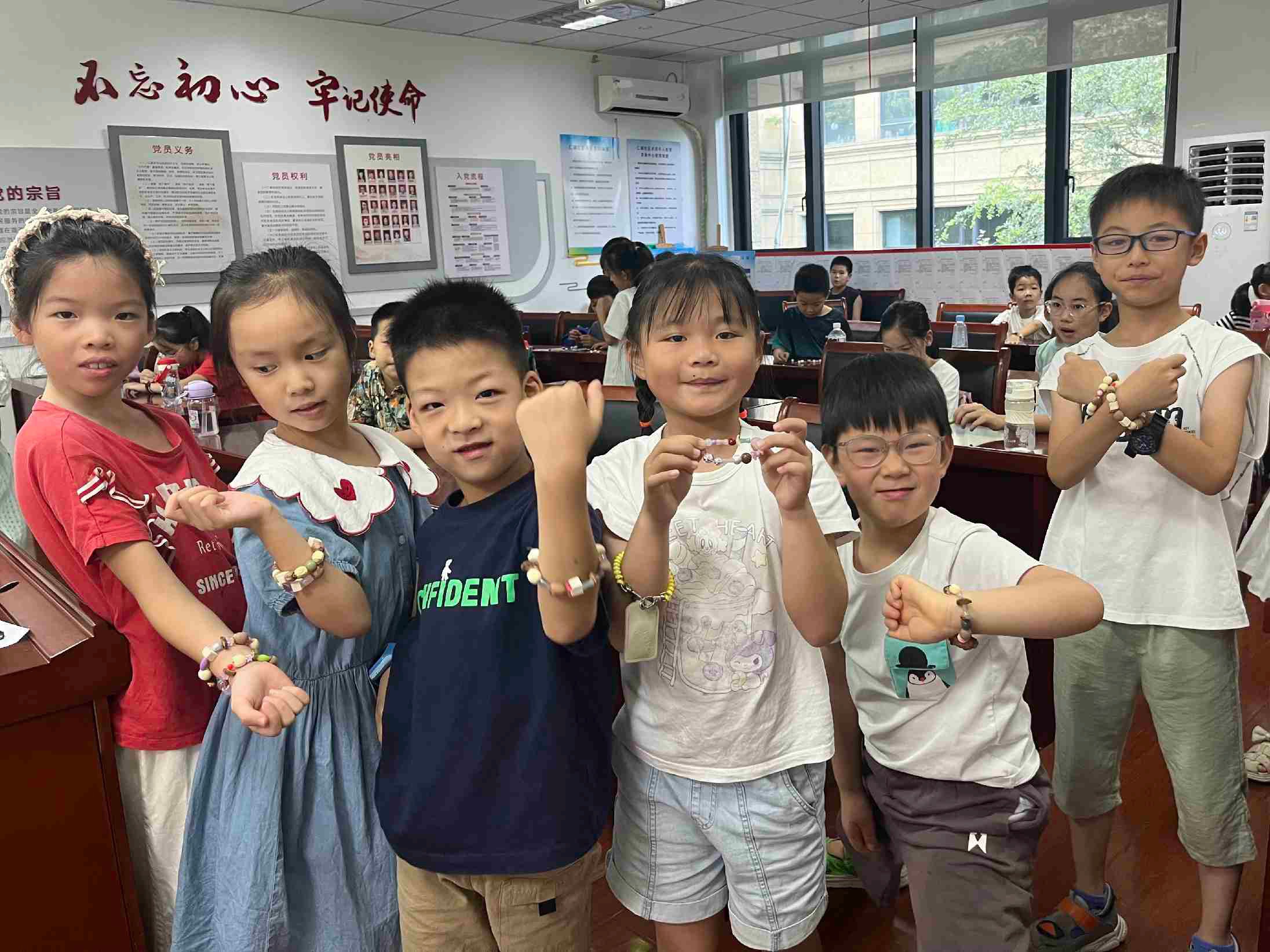 浙江省寧波市奉化區(qū)錦屏街道仁湖社區(qū)“假日學(xué)校”組織開展“中藥植物手串DIY”活動