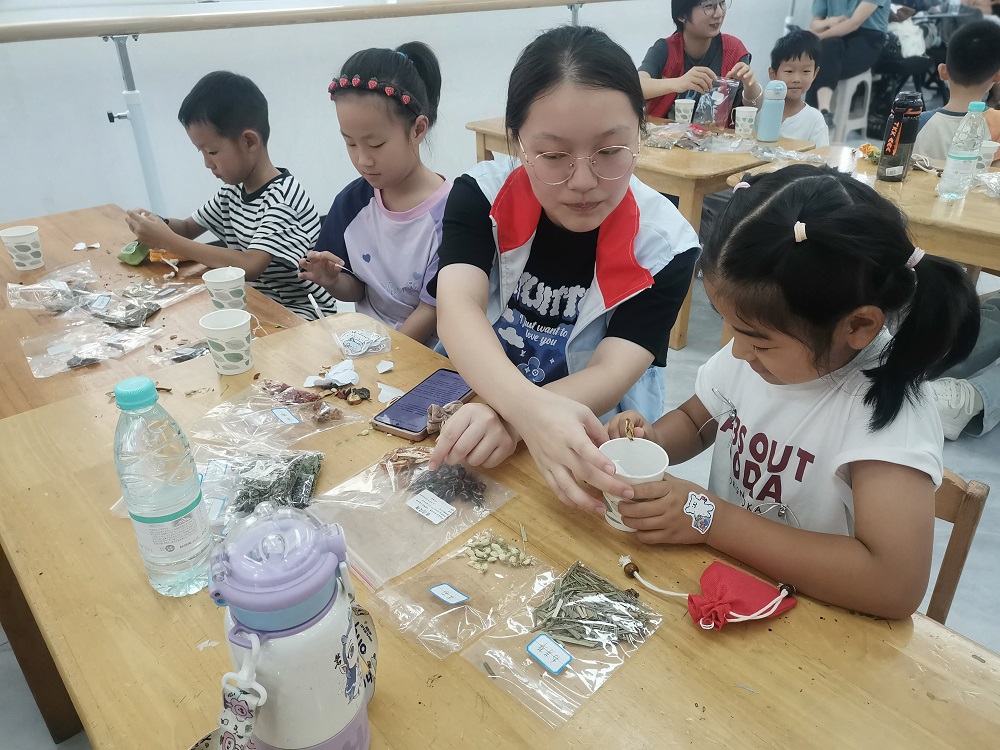 江蘇省徐州市經濟技術開發區金龍湖街道美悅社區關工委開展兒童中醫藥體驗活動