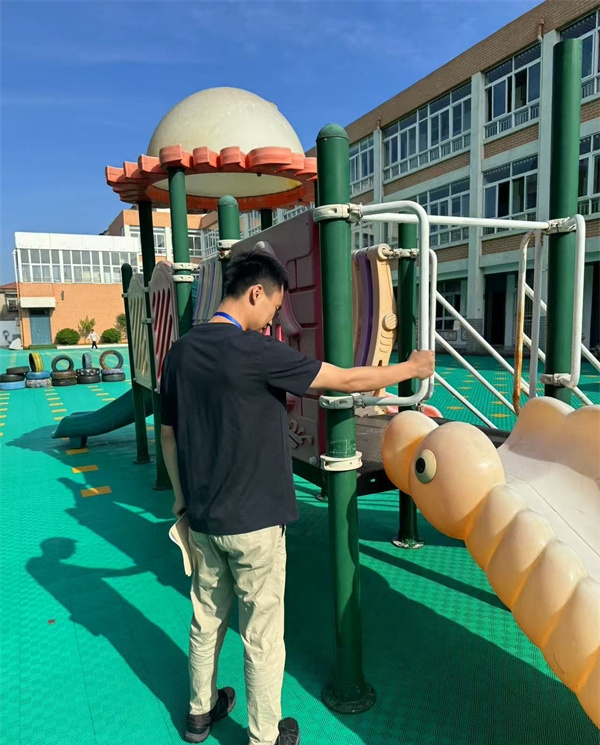 江蘇省徐州市銅山區(qū)大許鎮(zhèn)中心幼兒園關(guān)工委開展假期前安全隱患大排查活動(dòng)