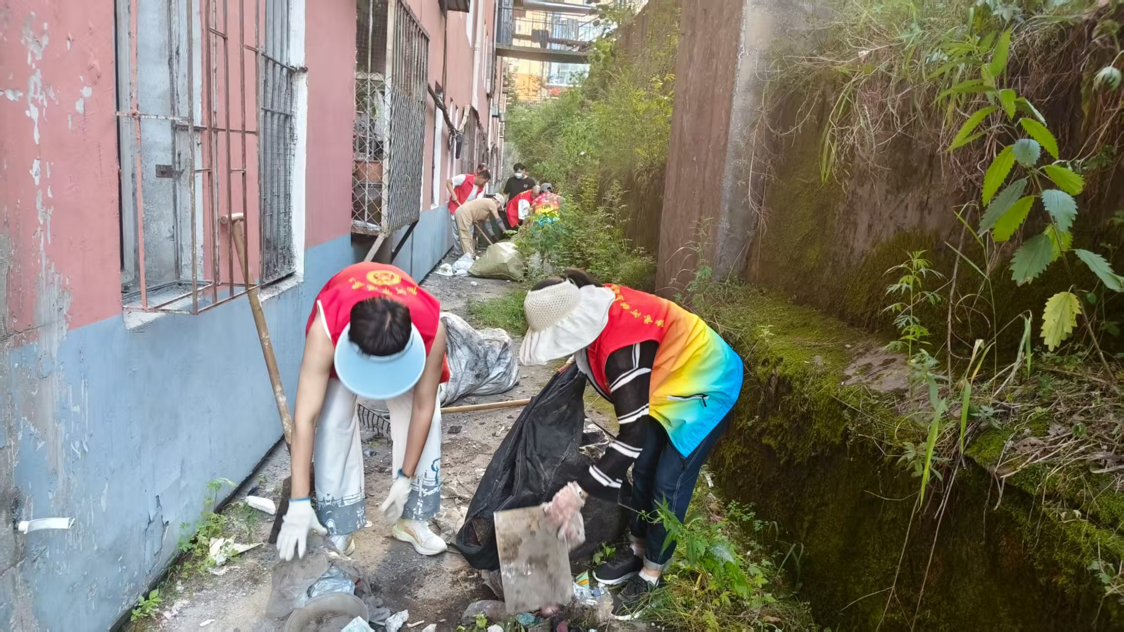 黑龍江省牡丹江市綏芬河市綏芬河鎮北海社區黨委、關工委聯合組織開展“清死角·除隱患·護家園”衛生清理活動