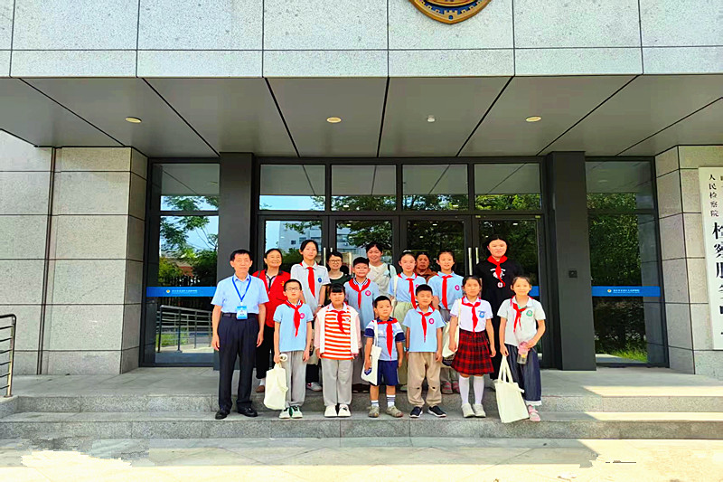 江蘇省南京市玄武區(qū)玄武湖街道關(guān)工委聯(lián)合多部門開展青少年法治夏令營(yíng)活動(dòng)