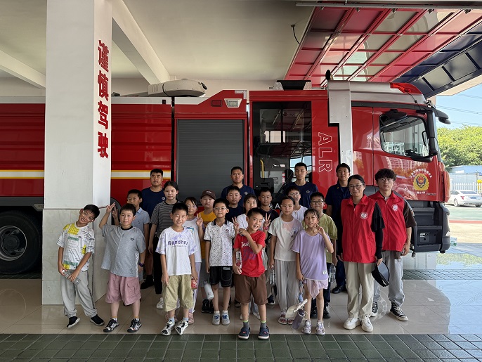 走進消防站“致敬火焰藍”——江蘇省無錫市惠山區陽山鎮鴻橋社區關工委組織未成年人開啟消防探索之旅。