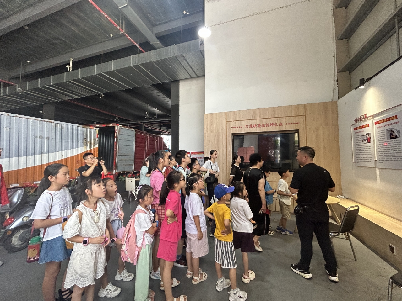 浙江省寧波市奉化區(qū)錦屏街道花園社區(qū)關(guān)工委：“假日學(xué)?！毙∨笥炎哌M(jìn)快遞“智慧心臟”