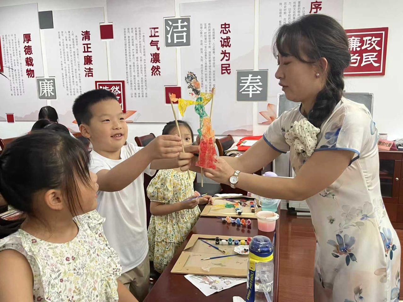 浙江省寧波市奉化區(qū)錦屏街道仁湖社區(qū)“假日學(xué)校”開展“非遺進(jìn)課堂”皮影戲體驗(yàn)活動(dòng)