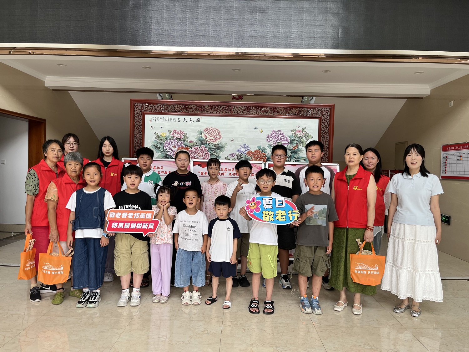 江蘇省無錫市惠山區玉祁街道玉鑫社區敲門大姐“五老”工作室開展青少年暑期敬老活動