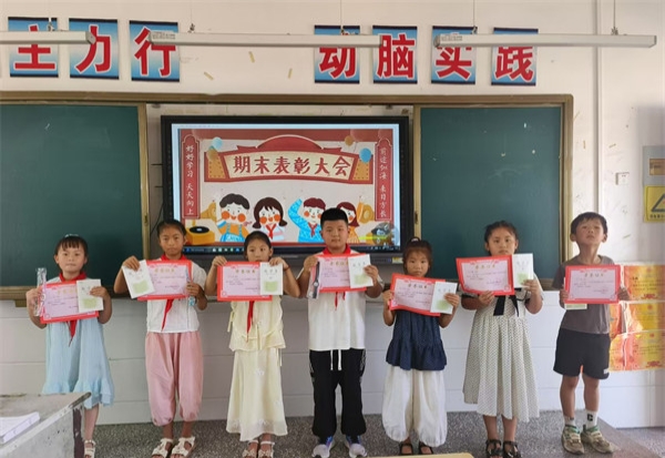 江蘇省徐州市銅山區鄭集鎮前鹿樓小學關工委舉行優秀學生表彰大會