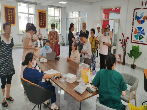 黑龍江省牡丹江市陽明區前進街道恒豐社區關工小組開展“健康進社區 義診暖人心”活動