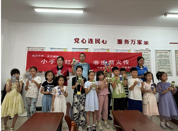 江蘇省鎮江市京口區健康路街道氣象里社區關工委開展“弘揚木偶戲 非遺傳薪火”活動