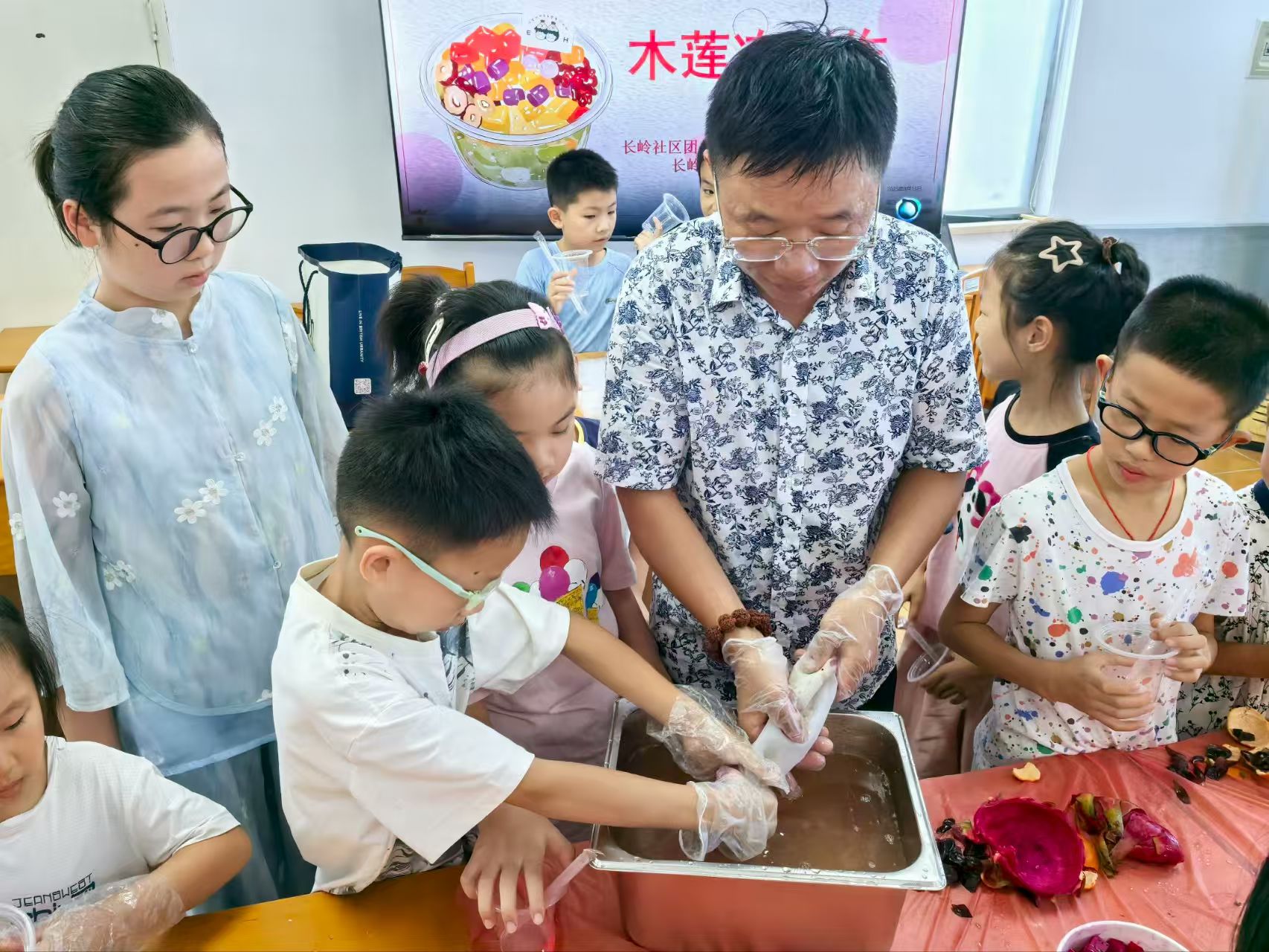 浙江省寧波市奉化區(qū)錦屏街道長(zhǎng)嶺社區(qū)暑期假日學(xué)校解鎖古法消暑“黑科技”