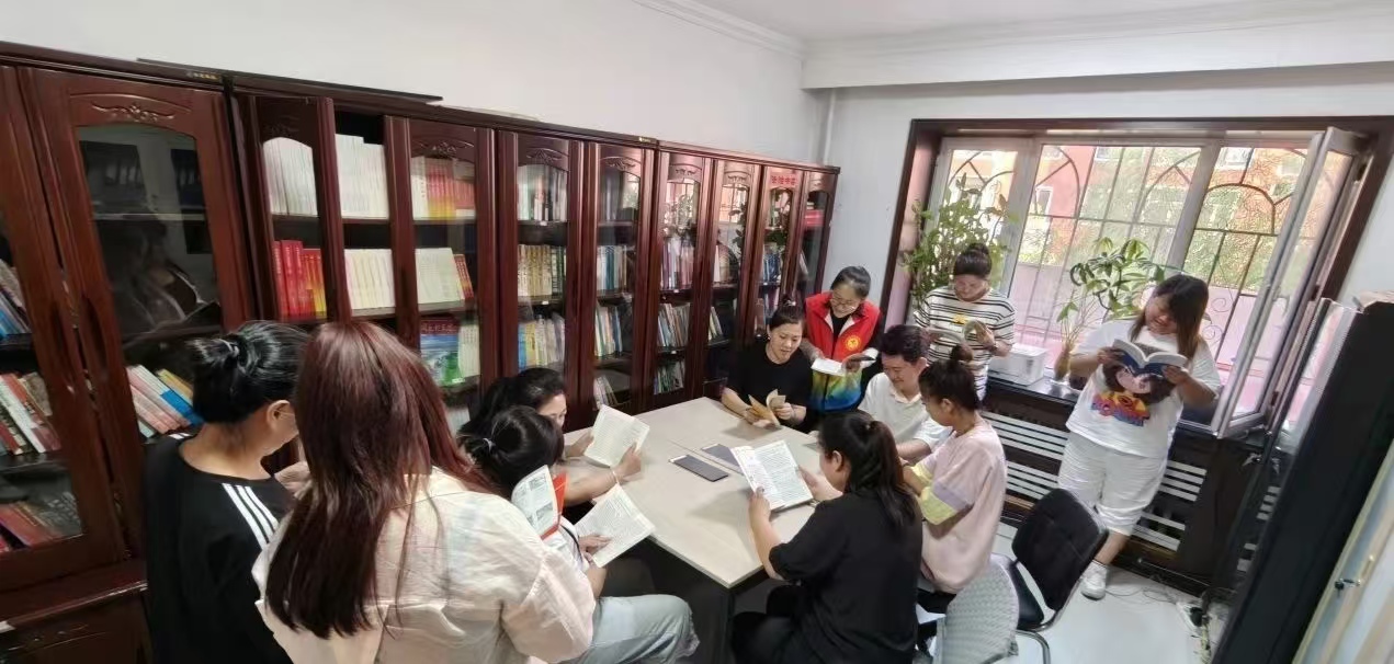 黑龍江省牡丹江市綏芬河市綏芬河鎮(zhèn)山城社區(qū)關(guān)工委開展“墨香滿溢 全民同閱”閱讀活動(dòng)