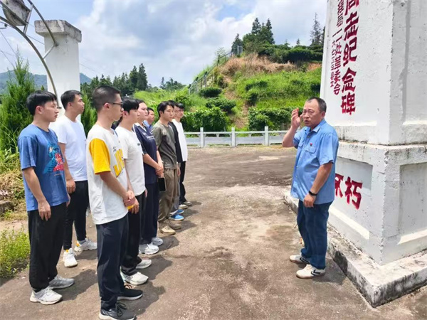 賡續(xù)英烈精神 傳承鐵路匠心——中國(guó)鐵路南寧局集團(tuán)有限公司柳州工務(wù)段關(guān)工委組織新入職大學(xué)生開展主題實(shí)踐活動(dòng)