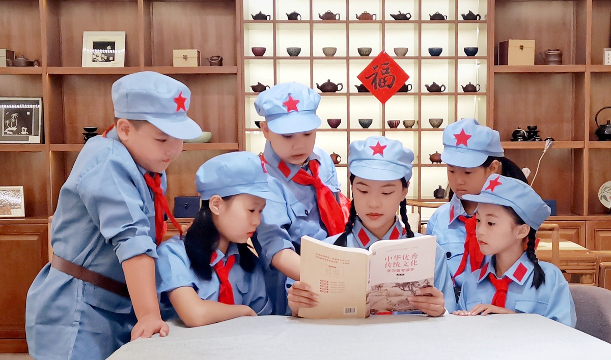 誦讀抗戰(zhàn)楹聯(lián) 賡續(xù)紅色基因——黑龍江省牡丹江市東安區(qū)墨林藝術(shù)學校關(guān)工委承辦牡市“紀念中國人民抗日戰(zhàn)爭暨世界反法西斯戰(zhàn)爭勝利80周年”頒獎儀式