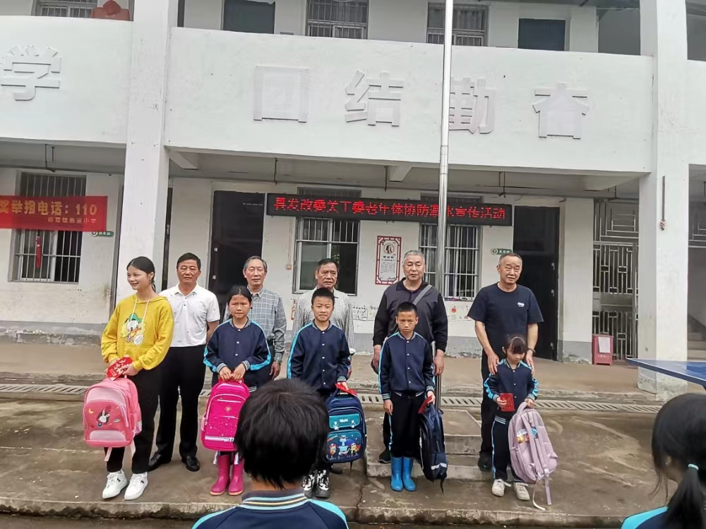 贛州市于都縣發(fā)改委關(guān)工委前往掛點(diǎn)村開(kāi)展結(jié)對(duì)幫扶幫教、宣講宣教活動(dòng)