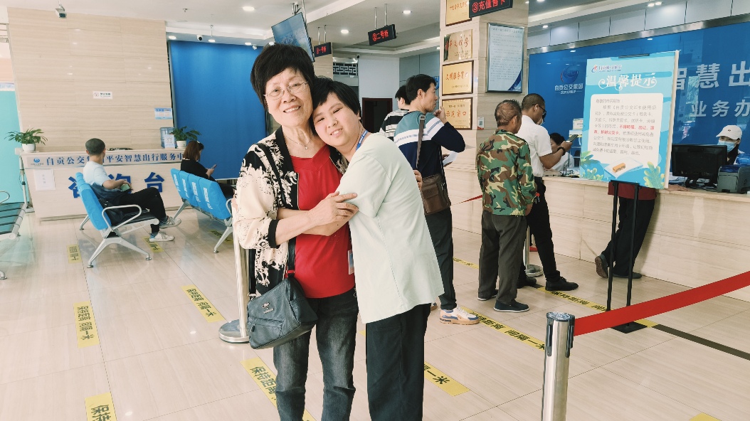 深深的擁抱  滿滿的愛 ——記自貢高新區五老李元英對殘疾姑娘的關愛片段