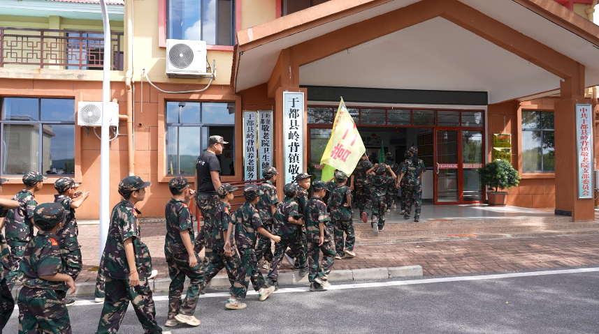 贛州市于都縣關(guān)心下一代教育實(shí)踐基地組織學(xué)員赴嶺背鎮(zhèn)敬老院開展關(guān)愛活動(dòng)