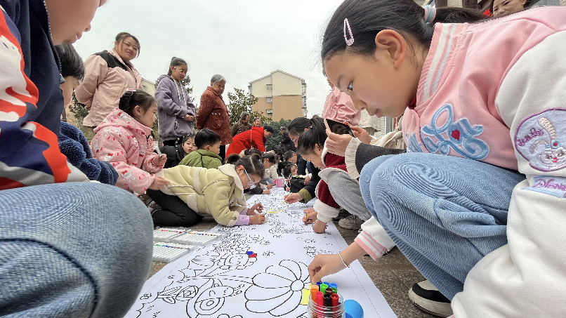 我和春天有個約會 ——四川省自貢市高新區瑤灣社區的小朋友染出美麗的春天